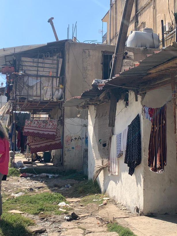 Las condiciones en un asentamiento en el Líbano que Ella ha visitado, el proyecto Pachamama