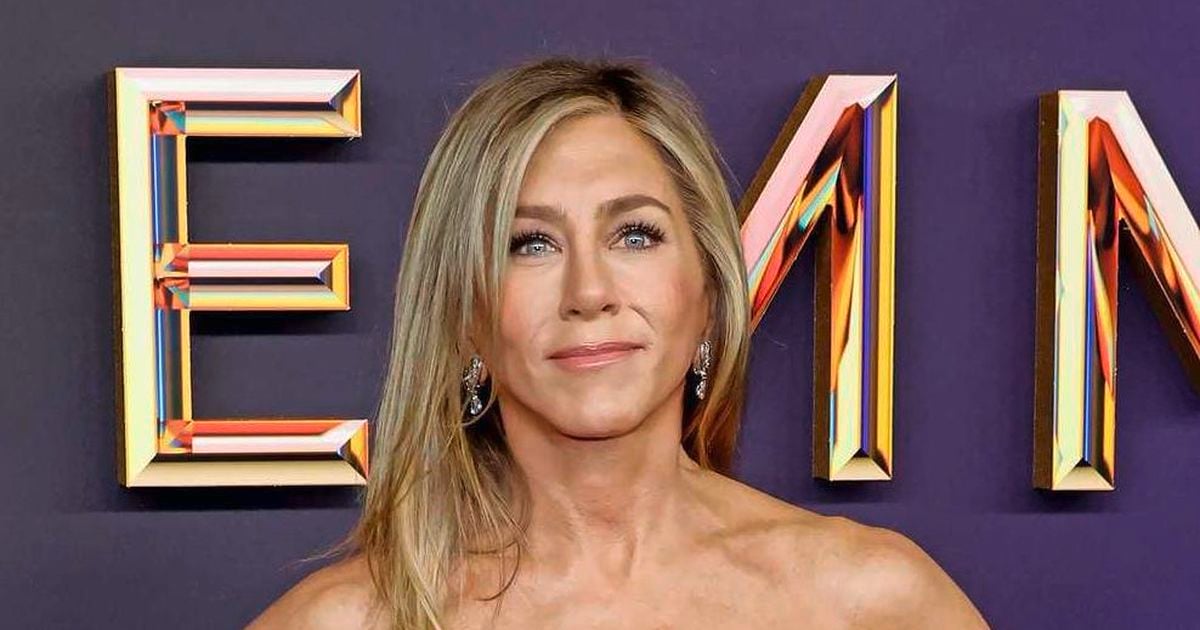 El hombre conduce a Hek Jennifer Anistons Villa mientras la