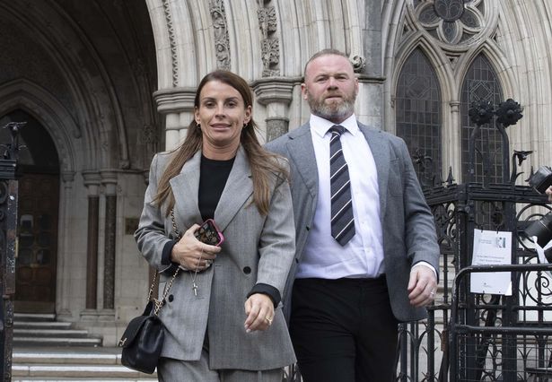 Wayne Rooney y Coleen Rooney abandonan el juzgado después de la audiencia en Londres, Reino Unido, el 16 de mayo de 2022.