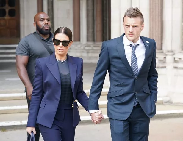 Rebekah y Jamie Vardy dejando los tribunales reales de la justicia