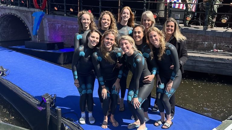 El equipo de natación sincrónico con el que Noortje y Bregje hicieron la cura el 5 de mayo (foto privada).