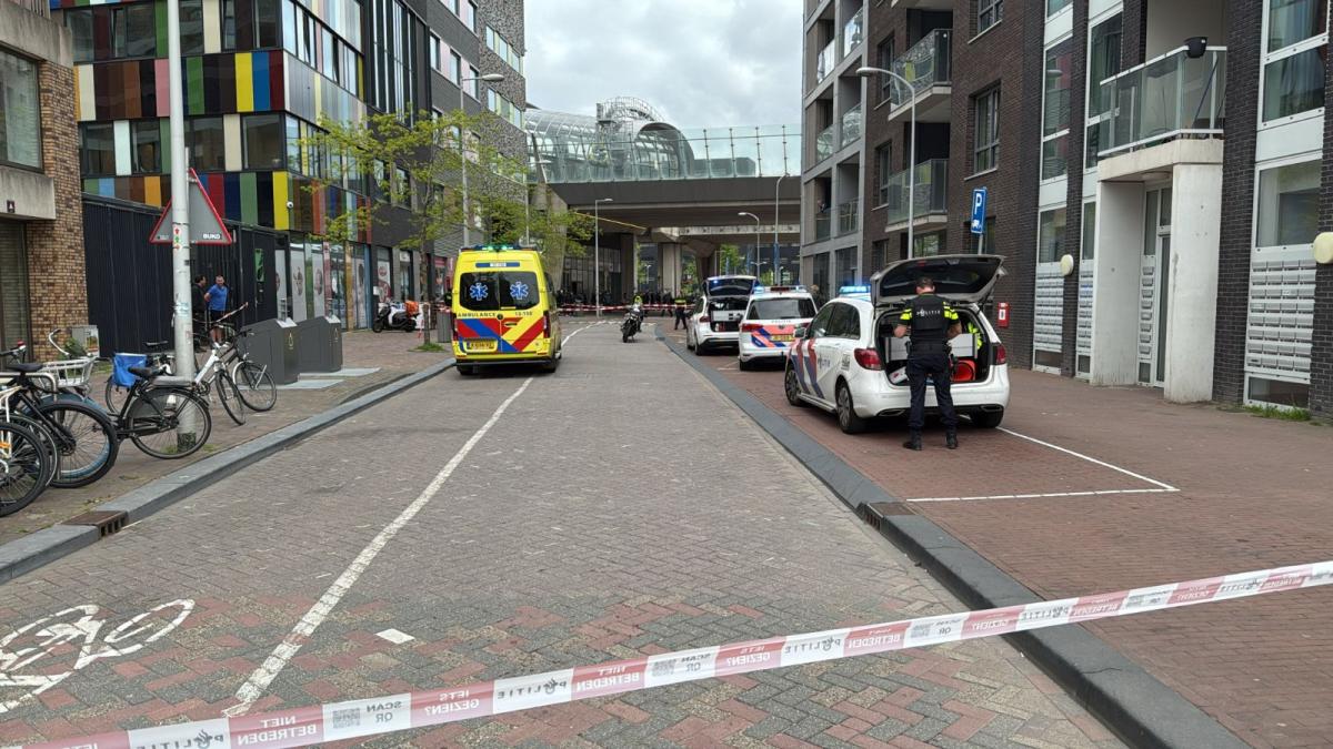 Herido (20) En disparos para la escuela secundaria en Amsterdam-Noord,