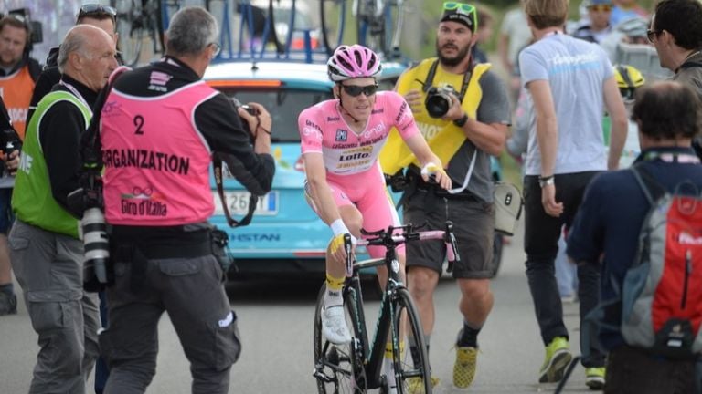 Kruijswijk en la camiseta del líder durante el Giro en 2016