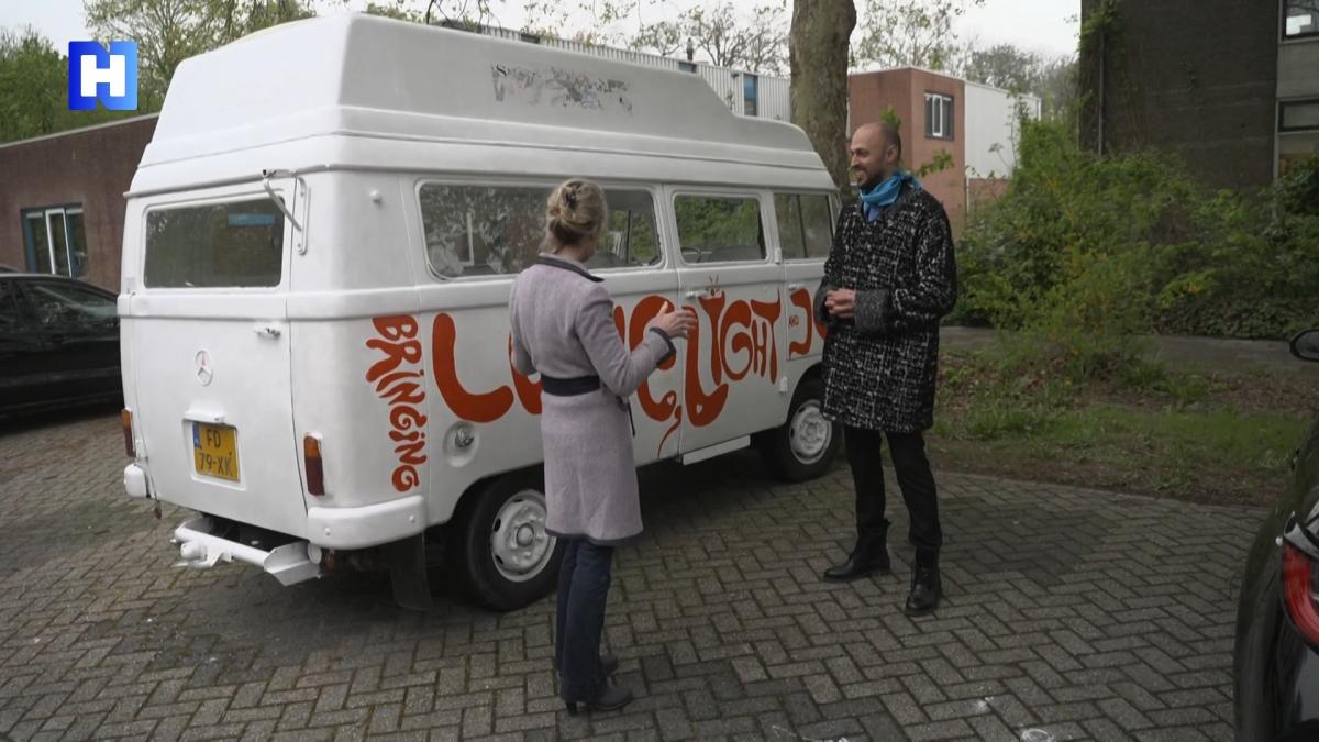 El diseñador de moda está buscando ayuda con el autobús