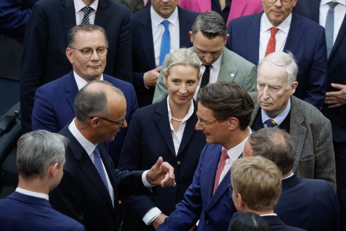 Friedrich Merz es felicitado en el Bundestag