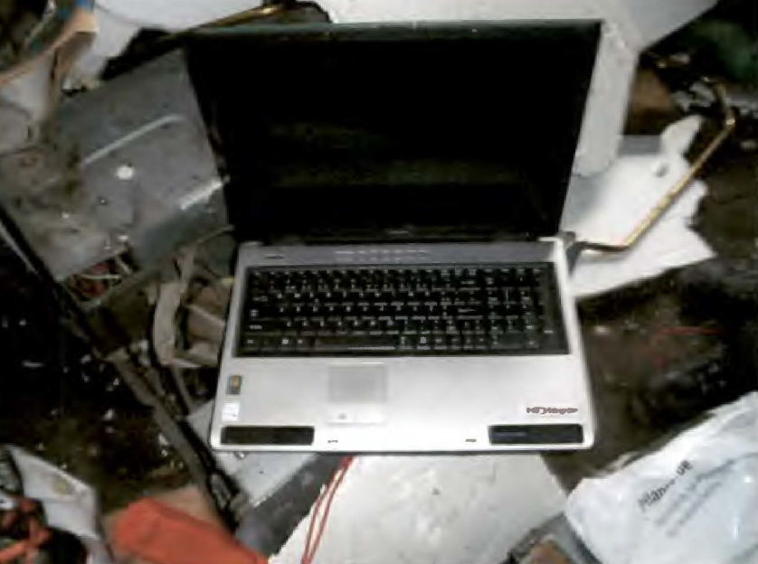 Computadora portátil encontrada en una fábrica de caja.