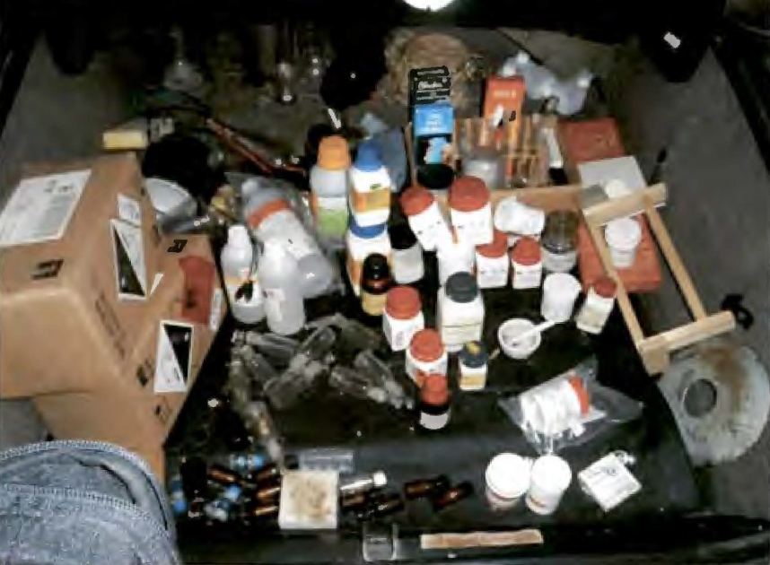 Los productos químicos encontrados en un tronco de automóvil.
