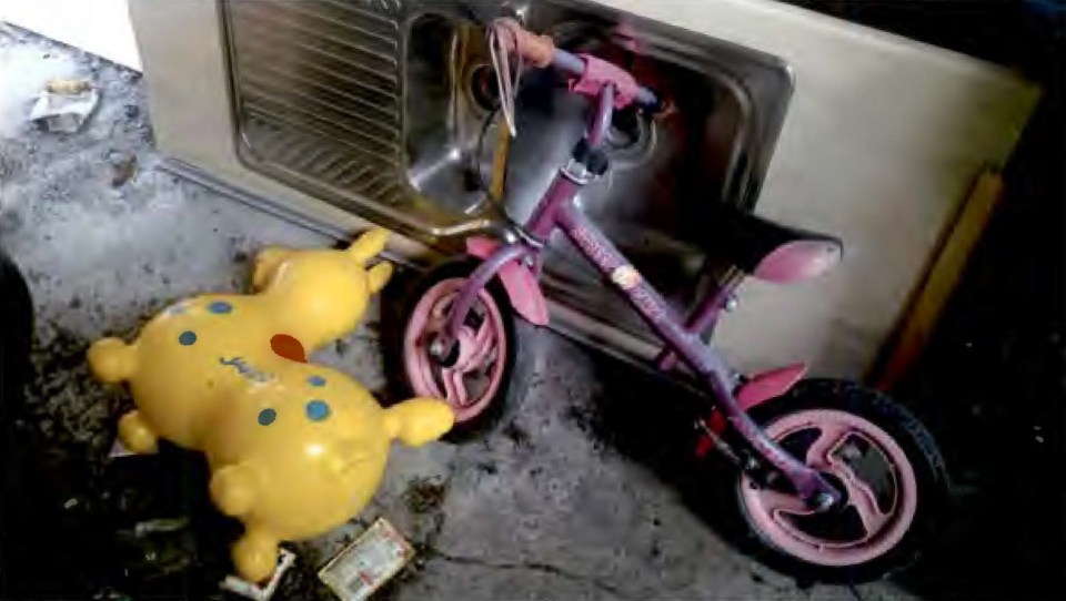 Juguetes y bicicletas para niños que se encuentran en una fábrica de caja.