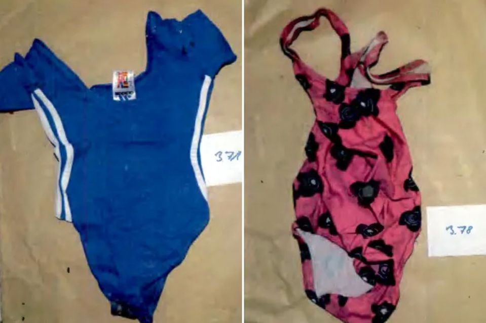 Un collage de imágenes que contiene 2 imágenes, la imagen 1 muestra los trajes de baño de dos niños en una superficie con cintas de medición, la imagen 2 muestra los trajes de baño de dos niños en una superficie con cintas de medición