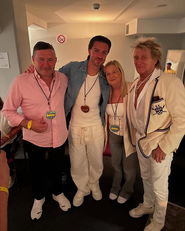 Jack Grealish con Rod Stewart y otros detrás del escenario.