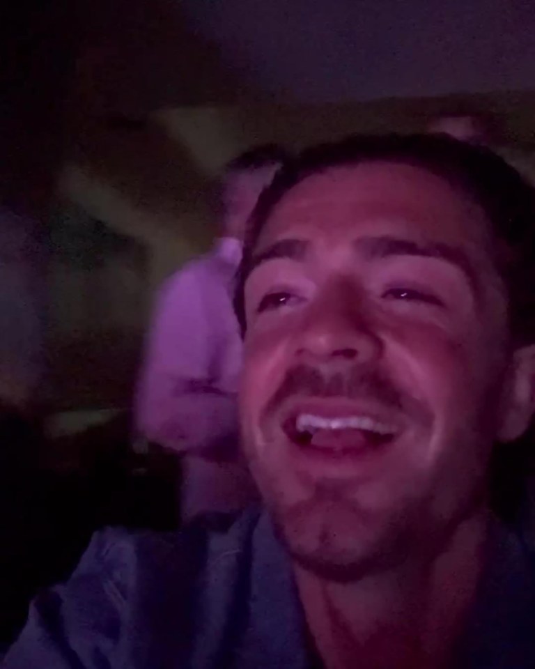 Jack Grealish sonriendo en un concierto de Rod Stewart.