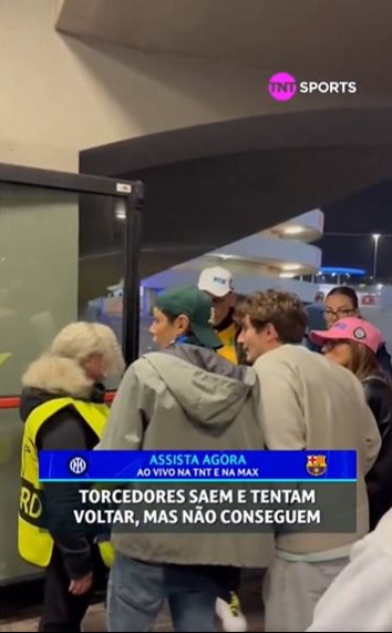 Fans que dejan un estadio.