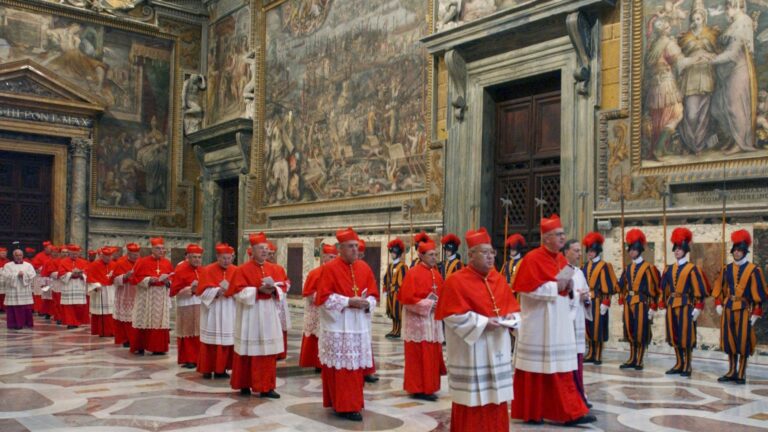 Los cardenales se reúnen para un cónclave secreto para comenzar