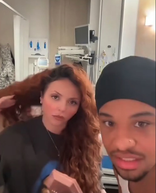 Jesy Nelson y Zion Foster en una habitación de hospital.