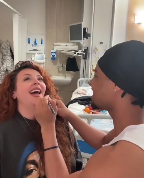 Jesy Nelson le aplicaba el maquillaje en una habitación de hospital.