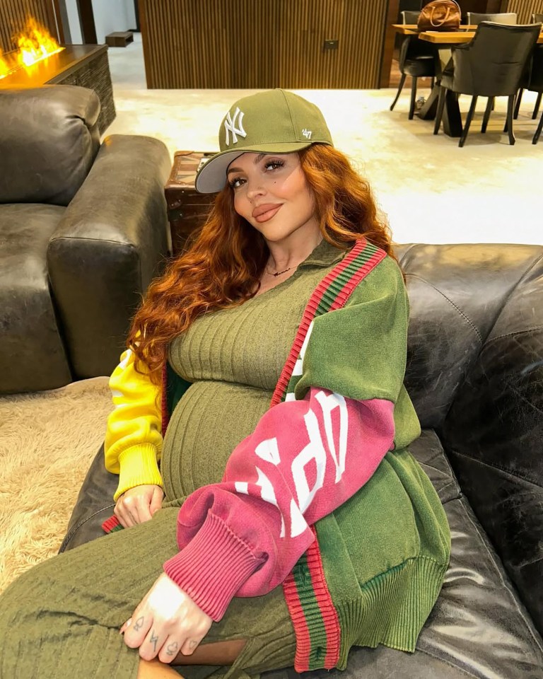 Embarazado Jesy Nelson mostrando su panza.