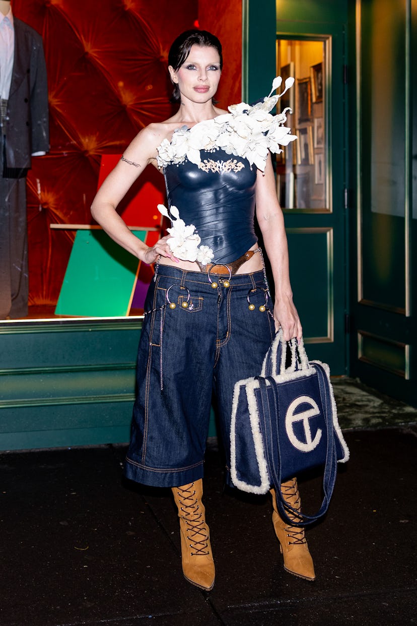 NUEVA YORK, NUEVA YORK - 05 de mayo: Julia Fox es vista en el A $ AP Rocky X Ray Ban Met Gala After Party en M ...