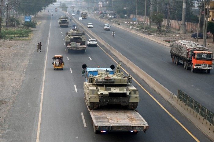 Los tanques son transportados en una carretera en Muridke cerca de Lahore