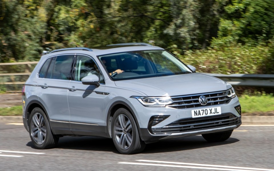 Volkswagen Tiguan conduciendo por una carretera.