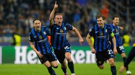 El Inter de Milan Davide, Frattesi (centro) vitoreó después de marcar el cuarto gol de su equipo en el partido de semifinal de la Liga de Campeones.