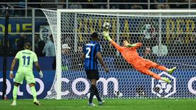Yann Sommer Parrica la toma de la jugadora de Barcelona Lamine Yamal (no en la imagen)