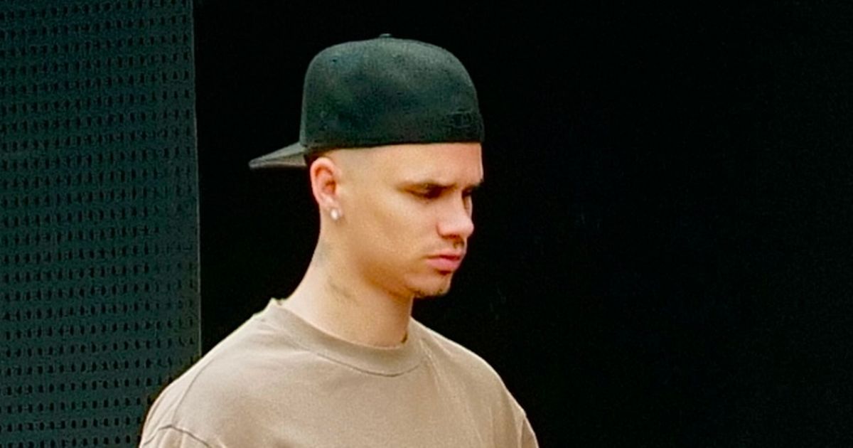Romeo Beckham se arriesga a la multa con un auto