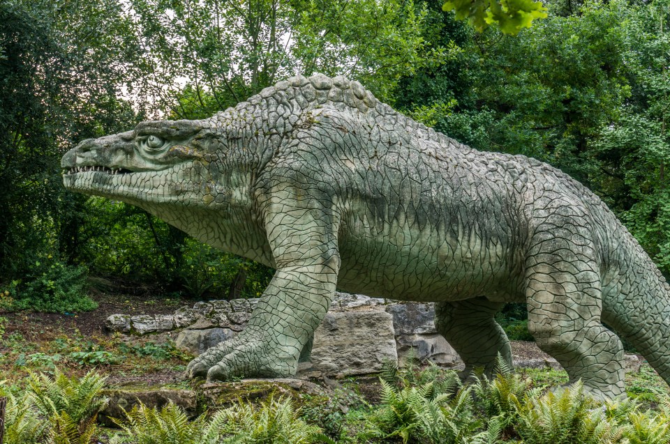 Escultura de un dinosaurio en Crystal Palace Park.