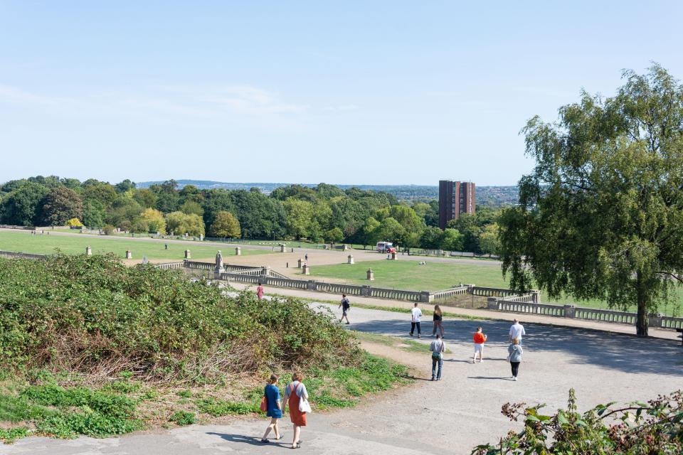 Gente caminando por los senderos en Crystal Palace Park.