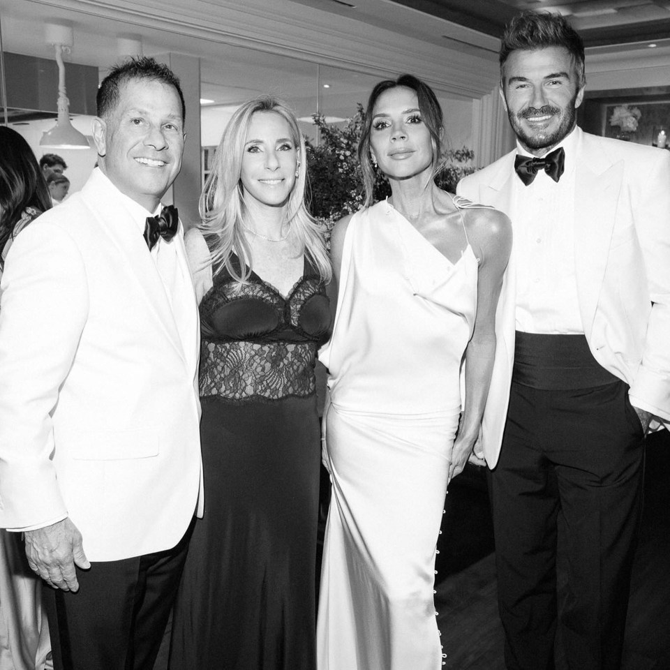 Foto en blanco y negro de David Beckham, Victoria Beckham y otros dos invitados en una fiesta.