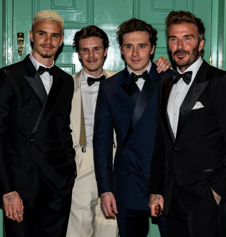 David Beckham con sus hijos Romeo, Cruz y Brooklyn en Tuxedos.