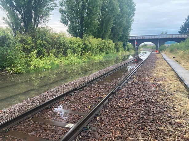 Inundaciones en la estación de Perth, Escocia después de fuertes lluvias.