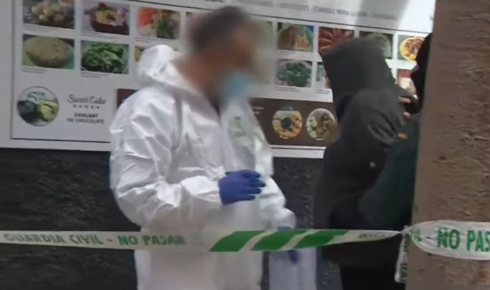 Escena del crimen con investigadores policiales e forenses.