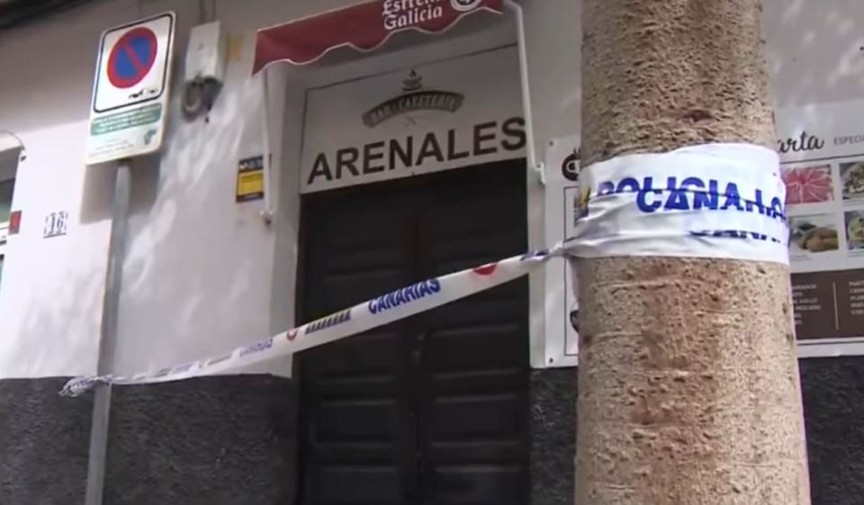 Policía cinta adhesiva a través de la entrada de un bar.