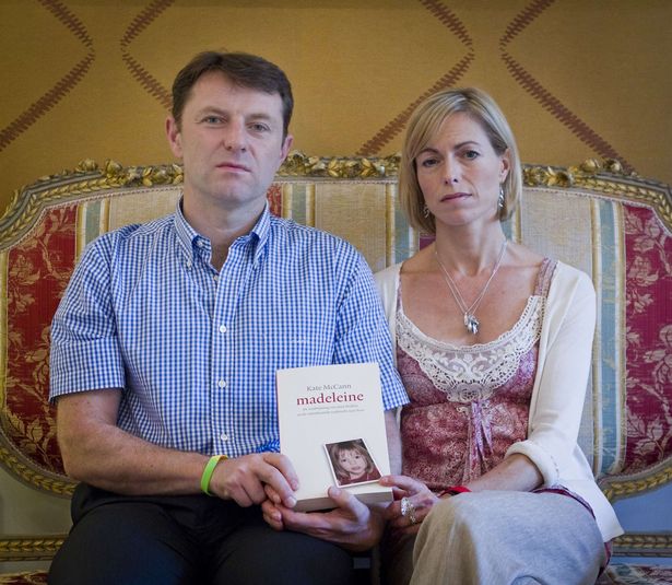 Gerry (L) y Kate McCann, cuya hija Madeleine desapareció del piso de vacaciones de su familia en el Algarve poco antes de su cuarto cumpleaños en 2007, posan con su libro 'Madeleine' el 21 de junio de 2011