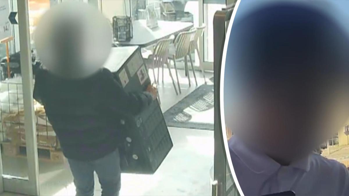 El joven roba una tarjeta bancaria de la mujer estafada