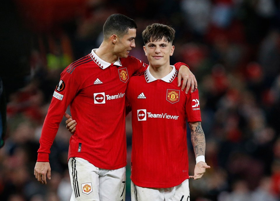 Cristiano Ronaldo y Alejandro Garnacho celebrando después de un partido de fútbol del Manchester United.