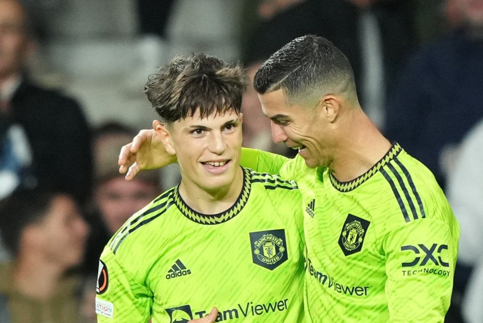 Alejandro Garnacho y Cristiano Ronaldo del Manchester United celebran un gol.