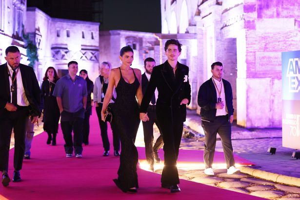 Timmy y Kylie se tomaron de la mano cuando llegaron a la fiesta