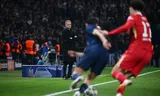 El entrenador del PSG, Luis Enrique, está viendo a Liverpool en el partido de la Liga de Campeones. 