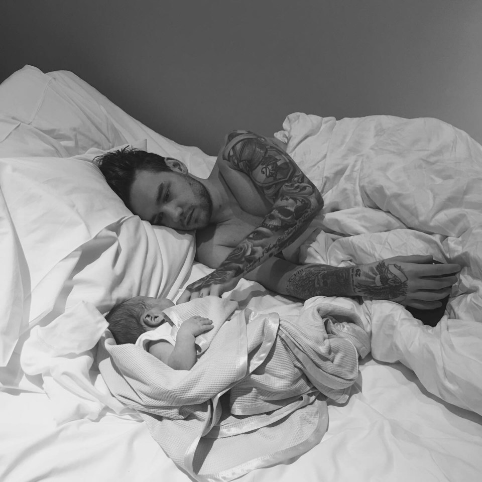 Liam Payne y su hijo llevan en la cama.