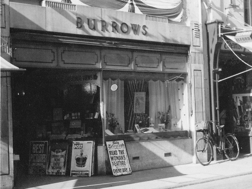 Foto en blanco y negro de Burrows Newsagents en Ely, Cambridgeshire, en 1953.