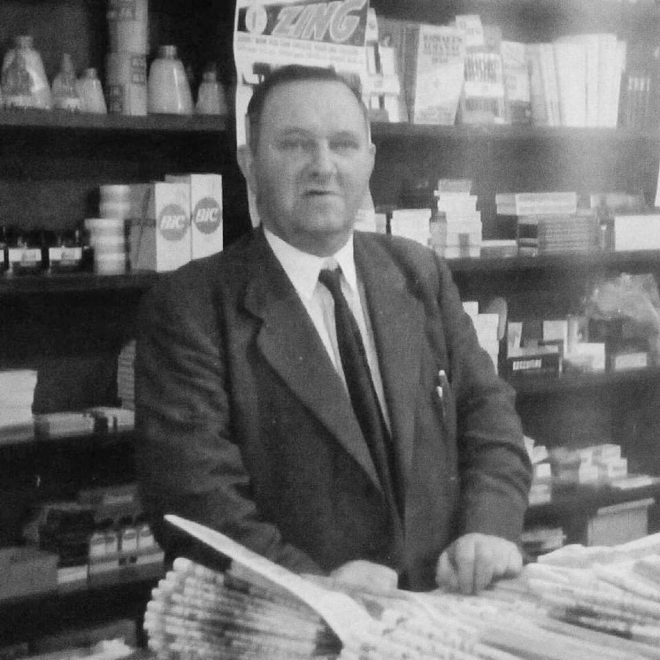 Foto en blanco y negro de Percy Burrows en los periódicos de su familia en Ely, Cambridgeshire en la década de 1950.