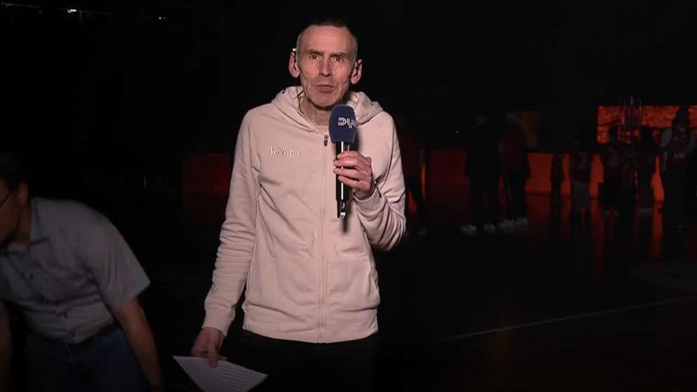 Hoppla! Plötzlich crasht ein Mann die Live-Moderation von Dyn-Reporter Stefan Koch
