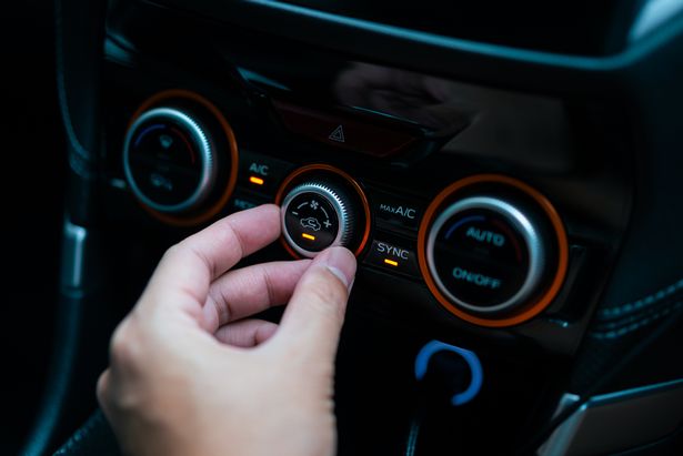 El código de la carretera subraya los parabrisas transparentes son esenciales para conducir seguros