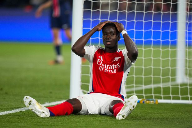 Bukayo Saka del Arsenal abatido durante la UEFA Champions League 2024/2025, pareja semifinal entre París y Arsenal en Parc des Princes el 7 de mayo de 2025 en París, Francia, Francia