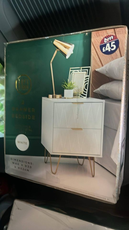 Caja que muestra una mesa blanca con patas de oro.