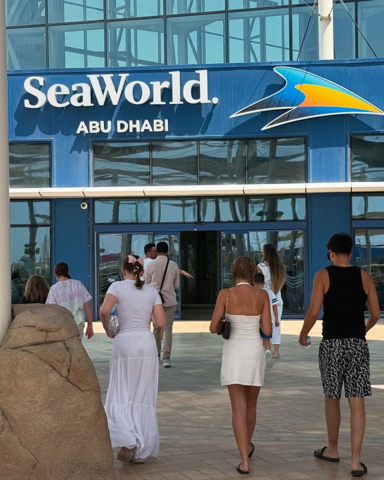 Personas que caminan en SeaWorld Abu Dhabi.