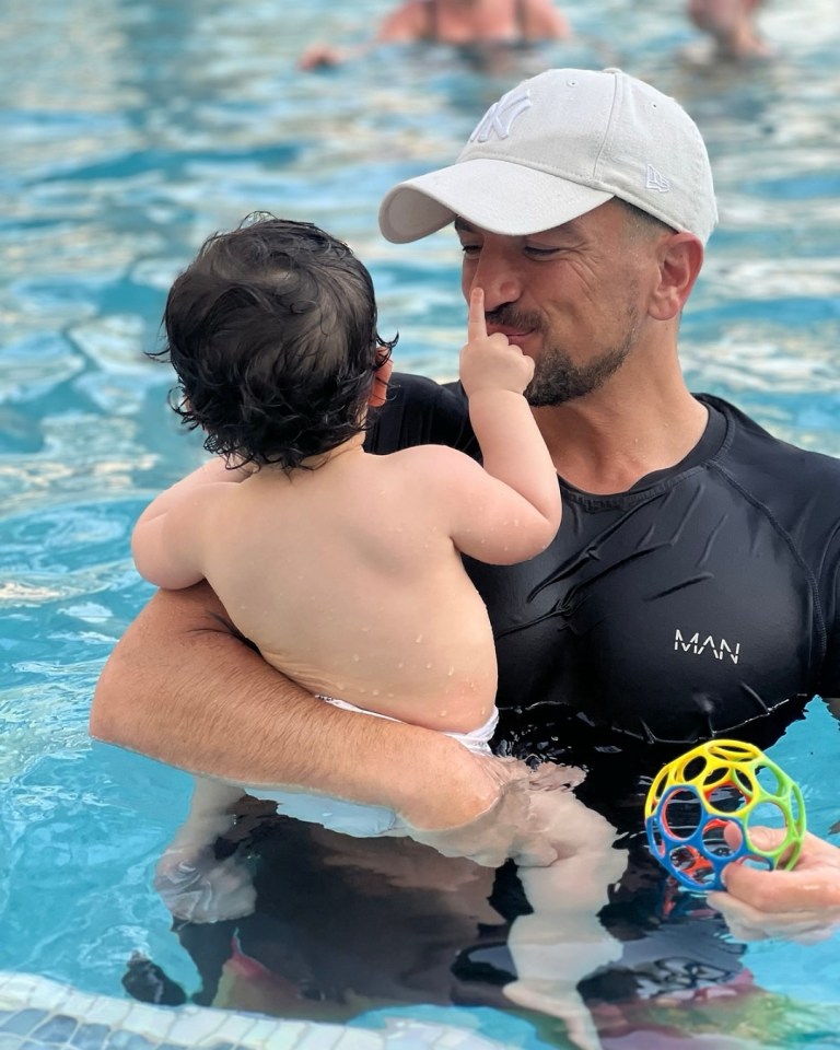 Un padre y un bebé en una piscina.