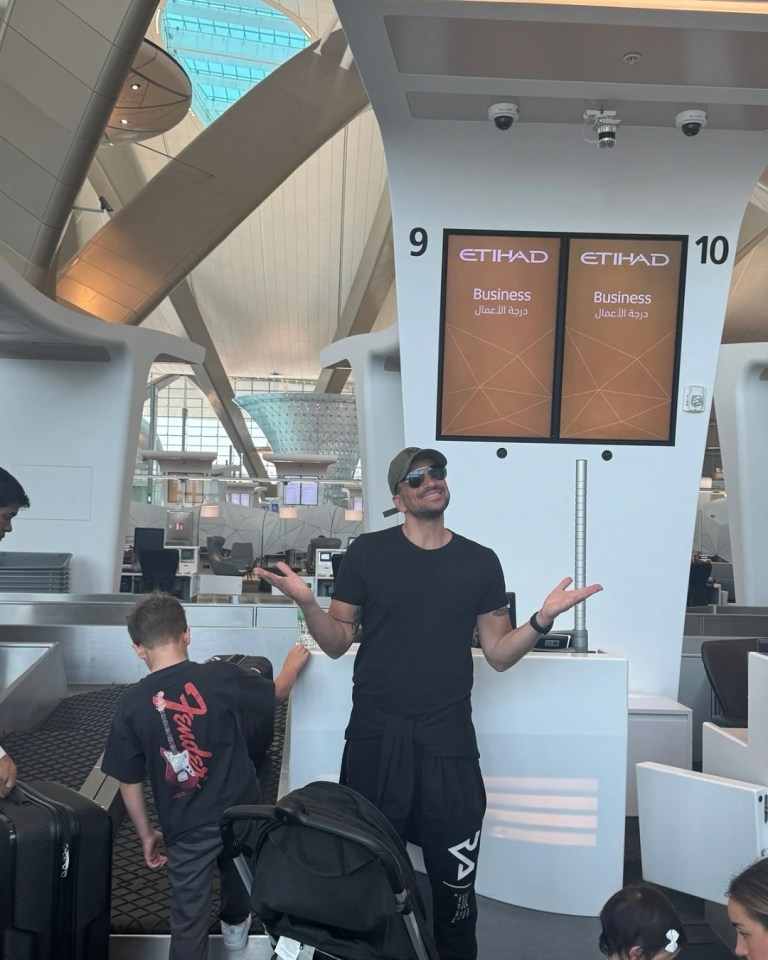 Hombre en el aeropuerto check-in con la familia.