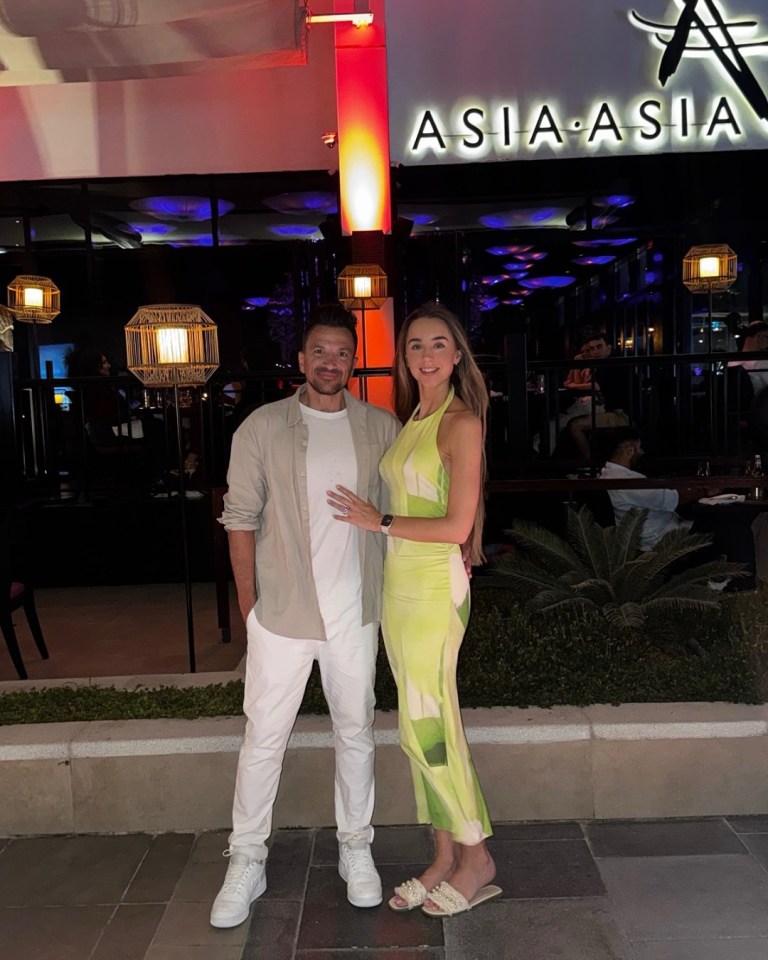 Pareja posando frente al restaurante Asia Asia.